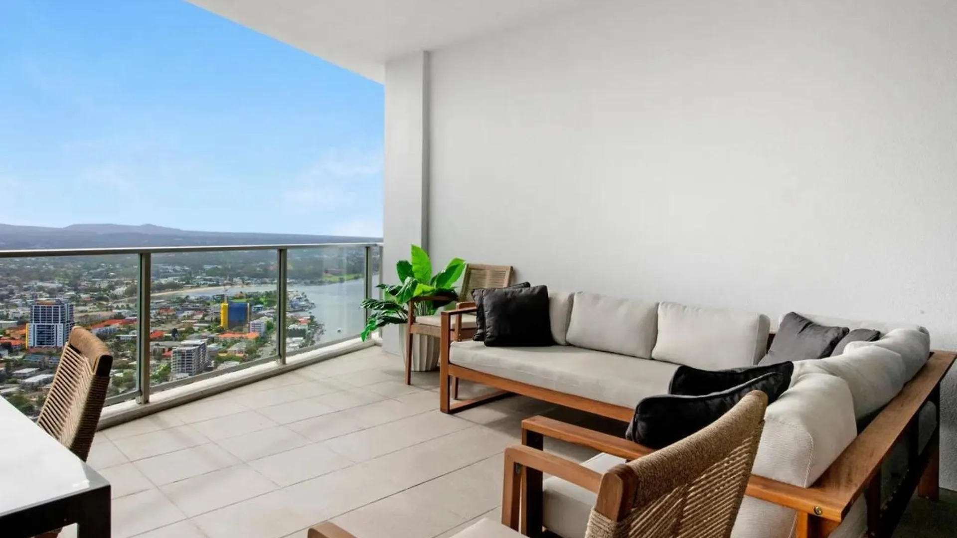 Apartment 3 Bedroom 3 Bathroom Sub Penthouse Spa At Circle On Cavill - Q