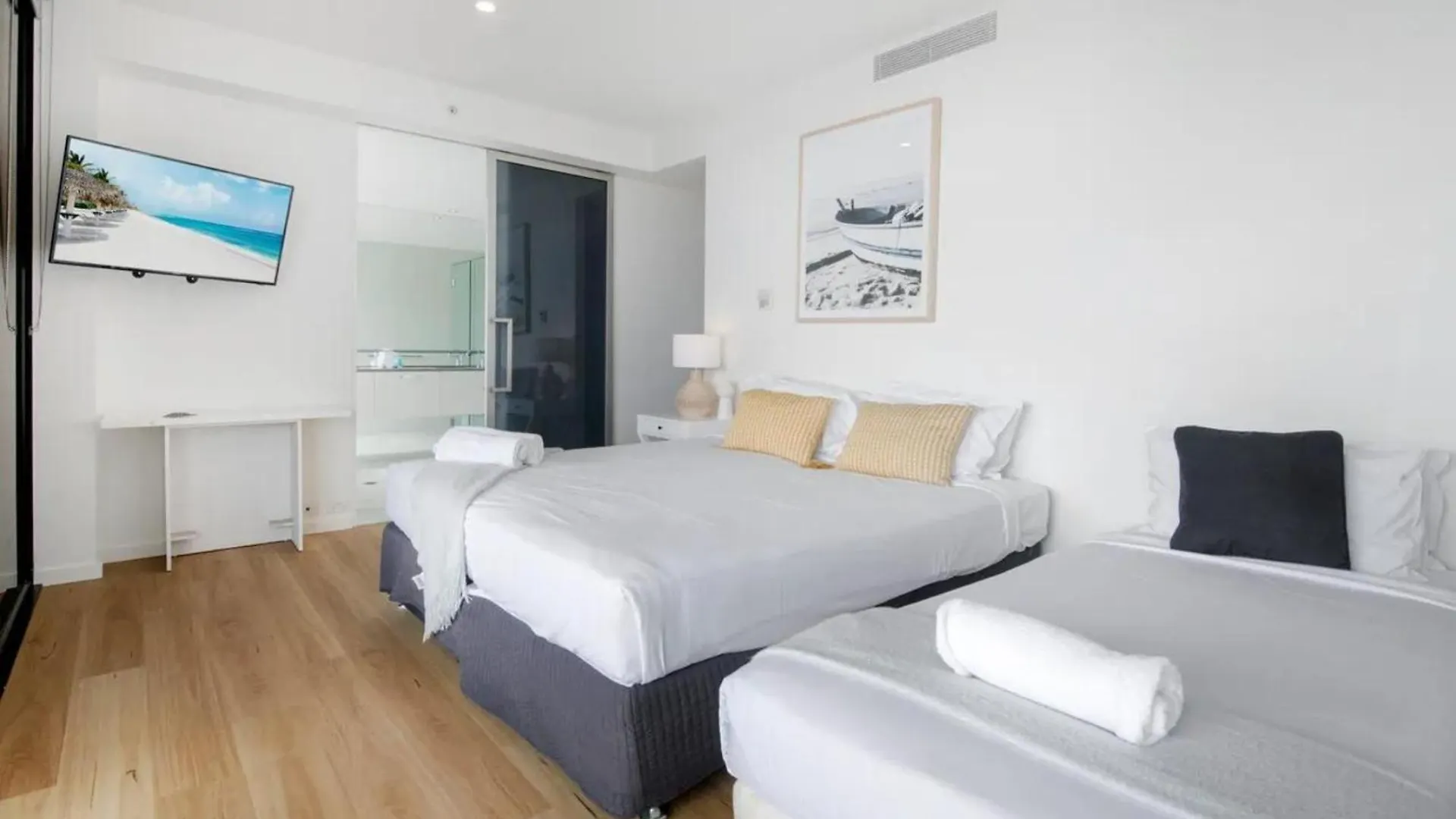 Apartment 3 Bedroom 3 Bathroom Sub Penthouse Spa At Circle On Cavill - Q Gold Coast