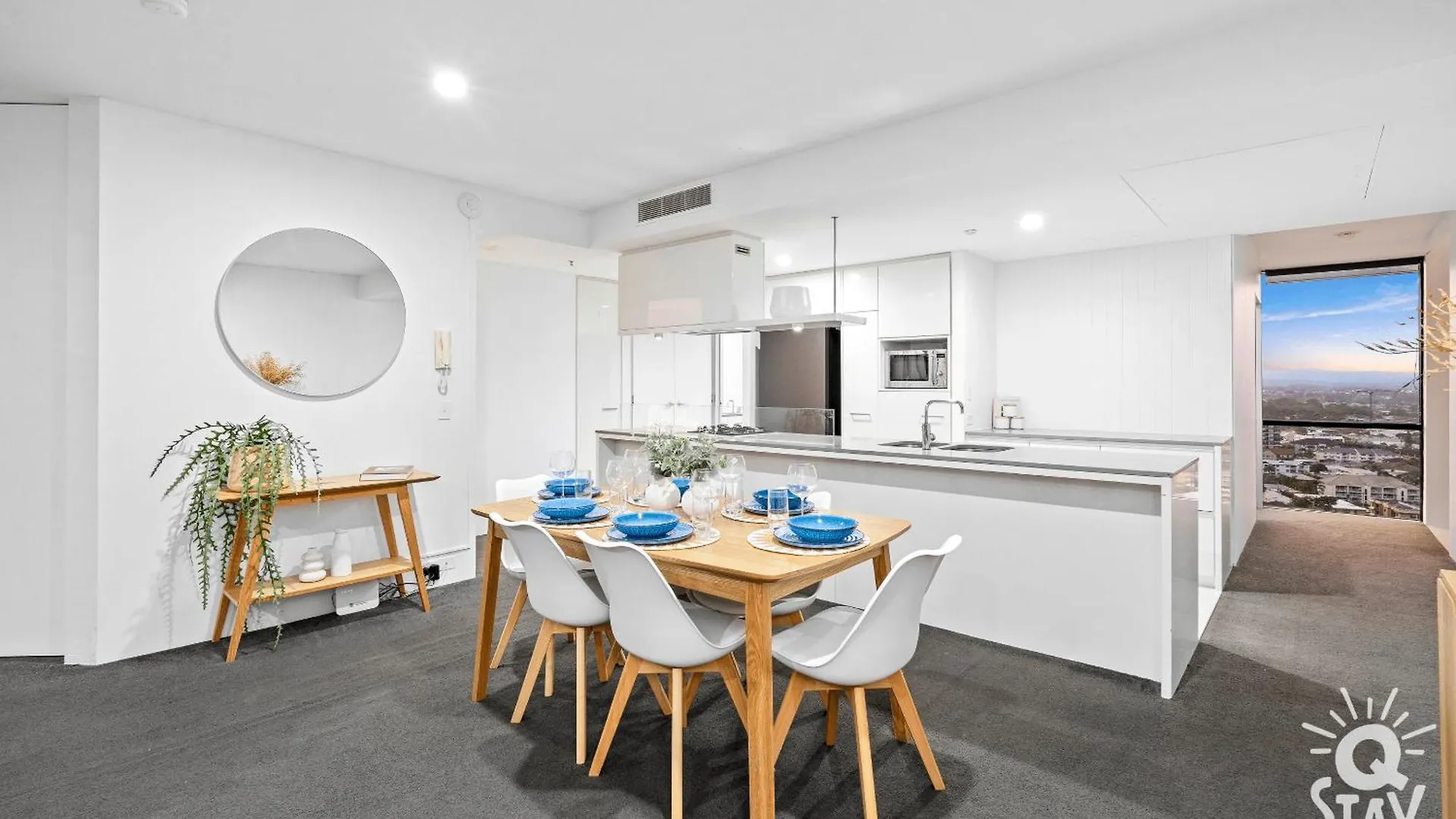 Circle On Cavill By Vaun * Gold Coast