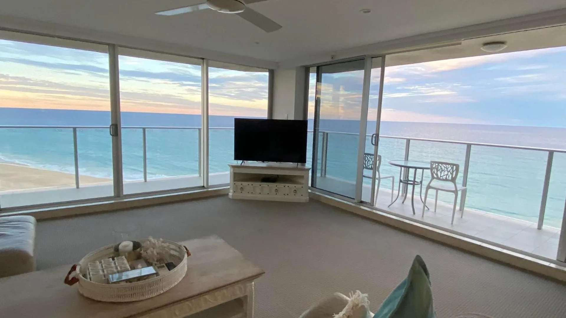 Aparthotel Hi Surf Beachfront 4*