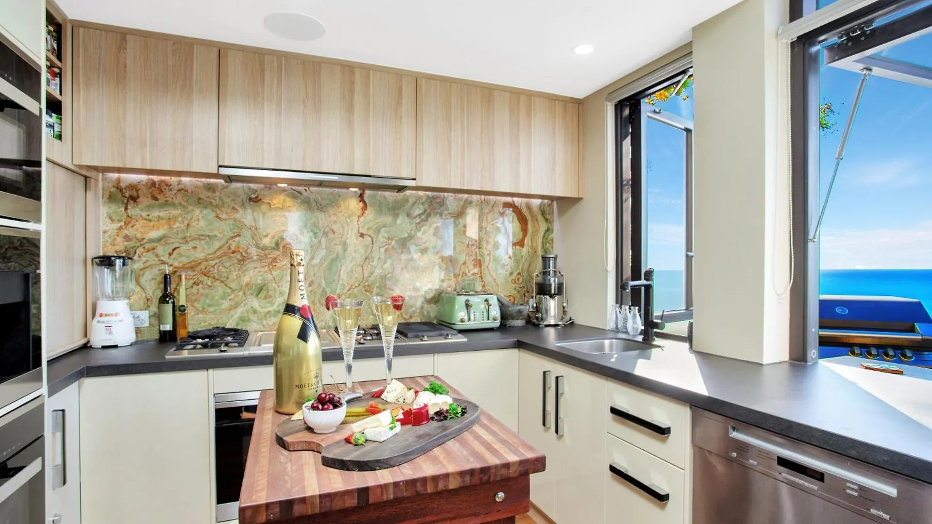 Burleigh Esplanade Aparthotel