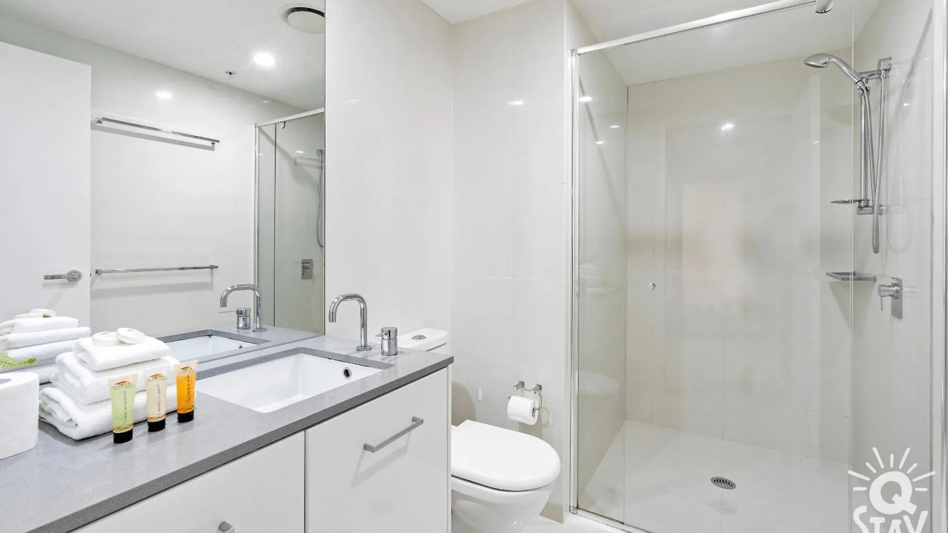 Spectacular Family Kids Free 3 Bedroom Ocean At Circle On Cavill - Q Apartment