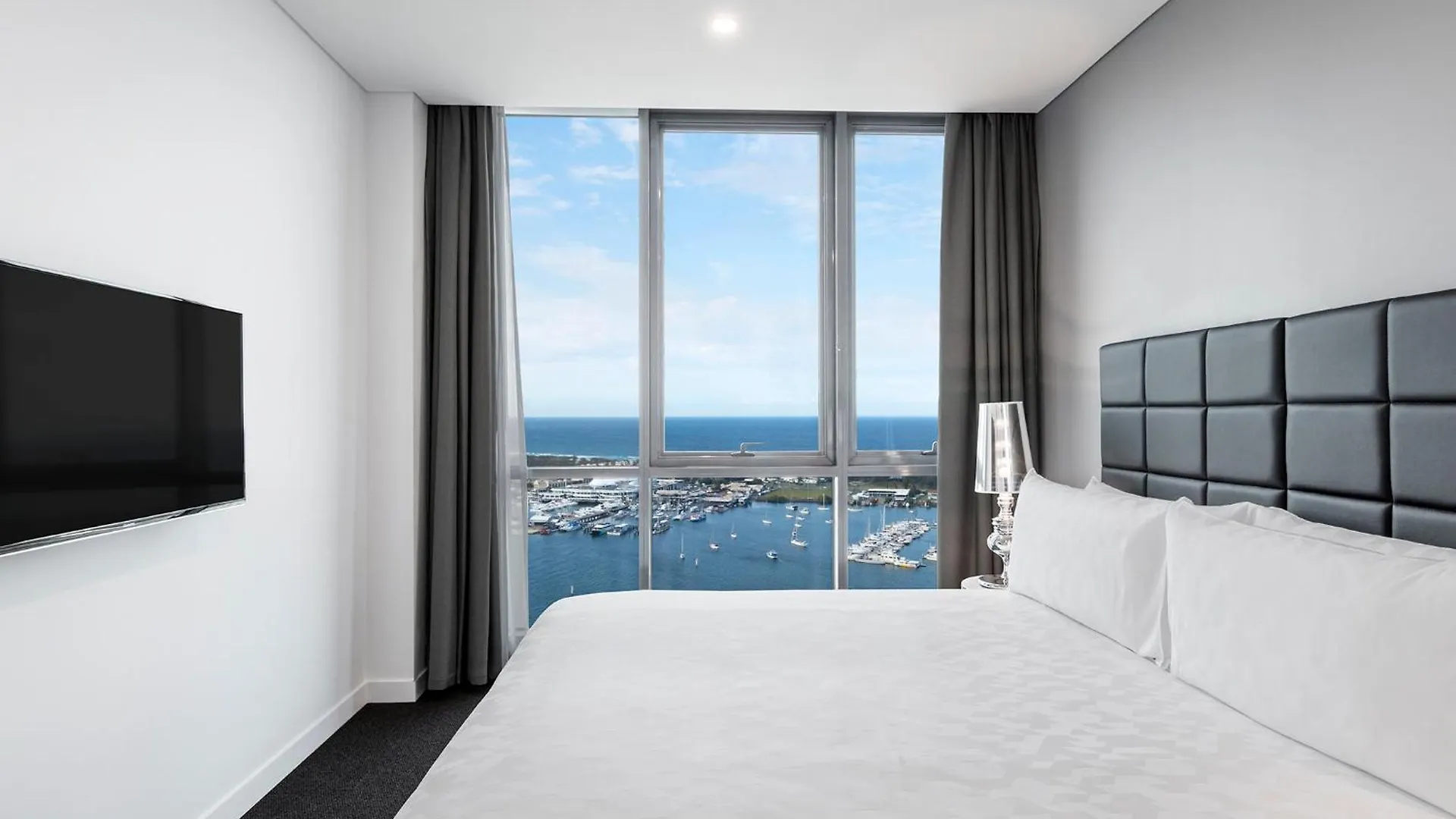 Hotel Meriton Southport 5*