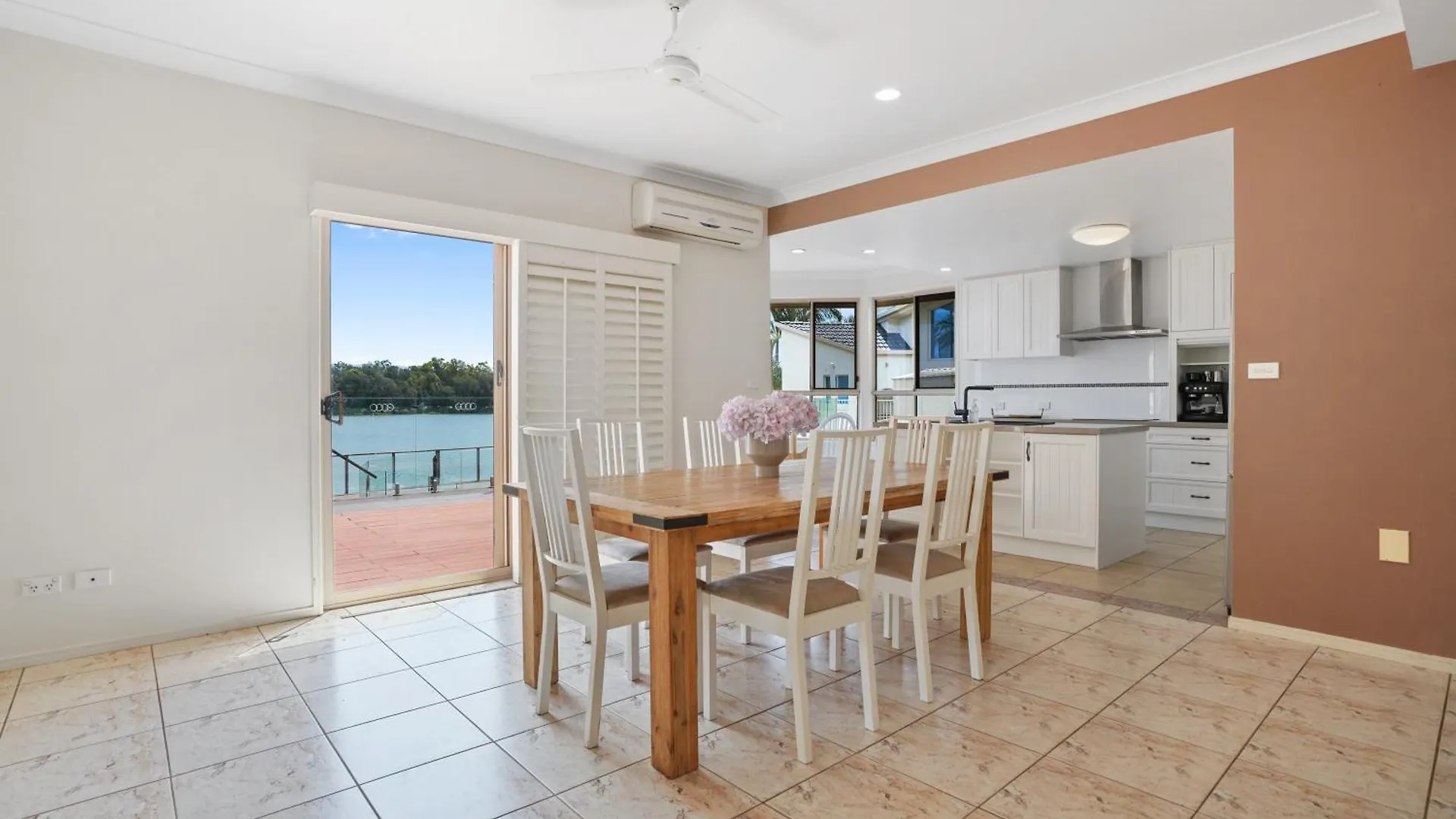 Mansion On Water, Sleeps 17 People! Great For Families Hosting And Groups Of People, Very Central, 10 Minutes From The And Shops בית נופש *