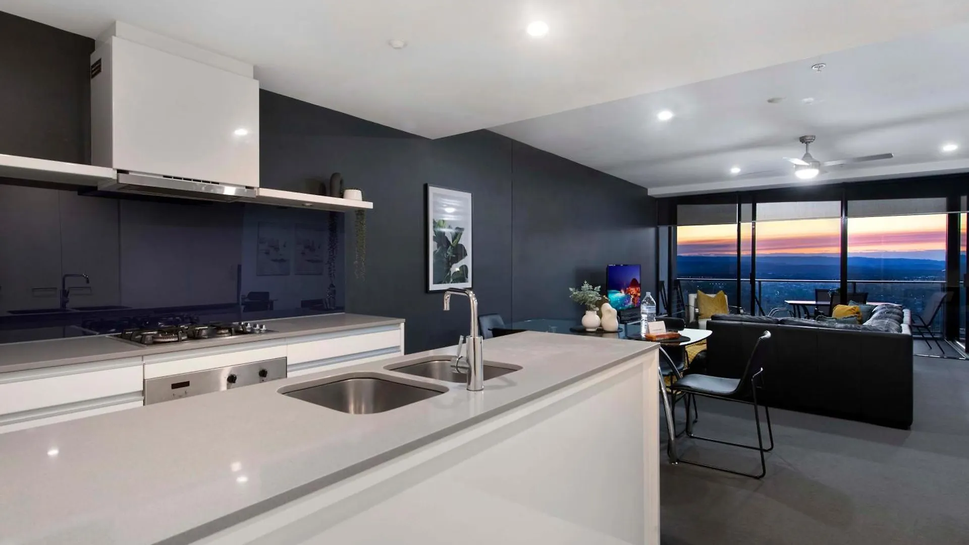 Apartment Two Bedroom Self Contained - Circle On Cavill - Privately Managed Gold Coast