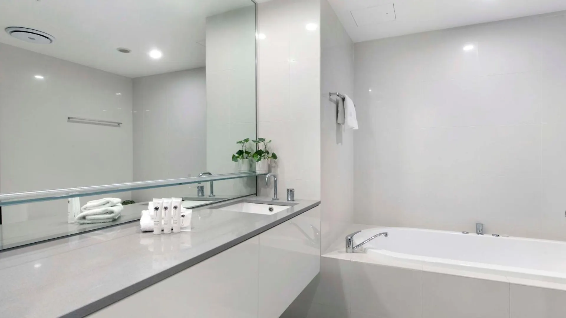 Apartment Two Bedroom Self Contained - Circle On Cavill - Privately Managed *