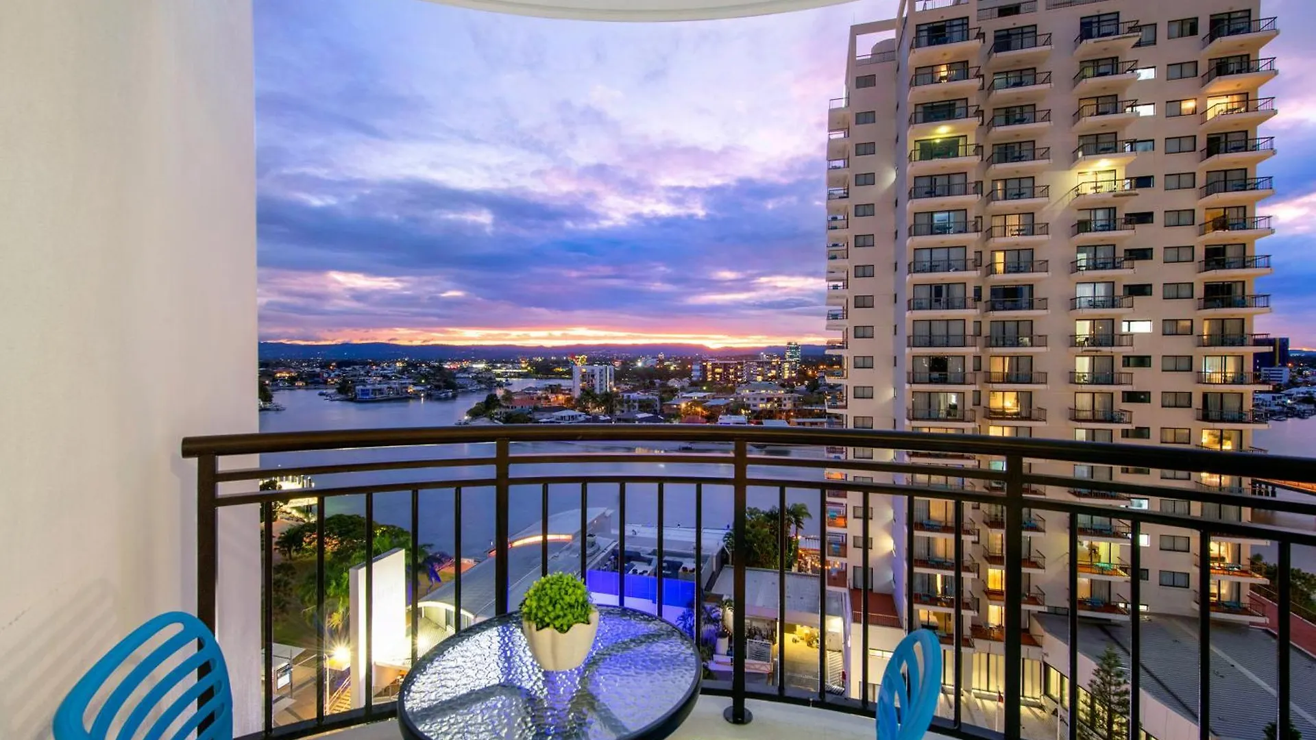 Chevron Renaissance - Self Contained & Privately Managed Apartment