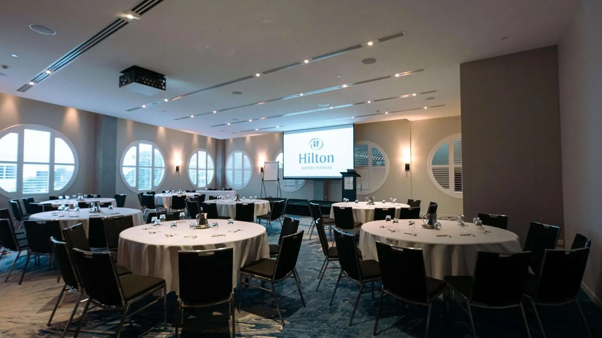 אתר נופש Hilton Surfers Paradise & Residences גולד קוסט
