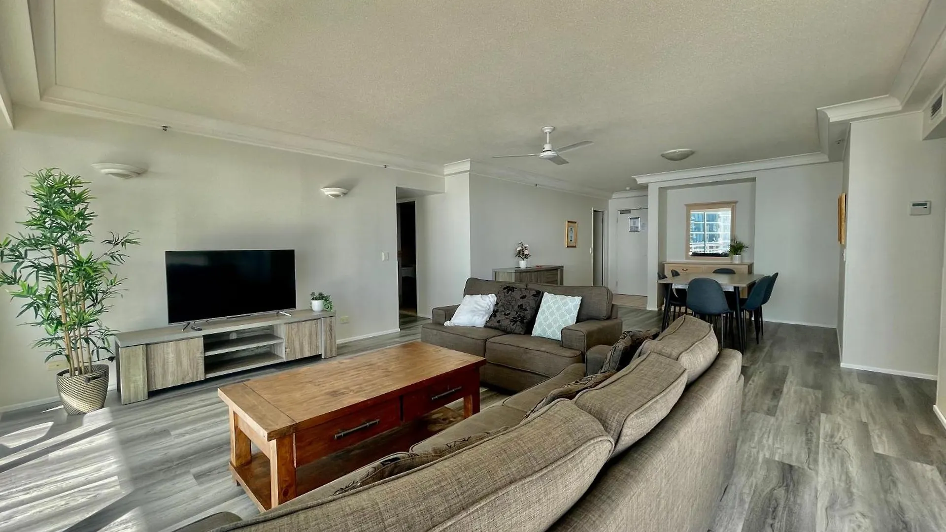 Crown Towers Apartment