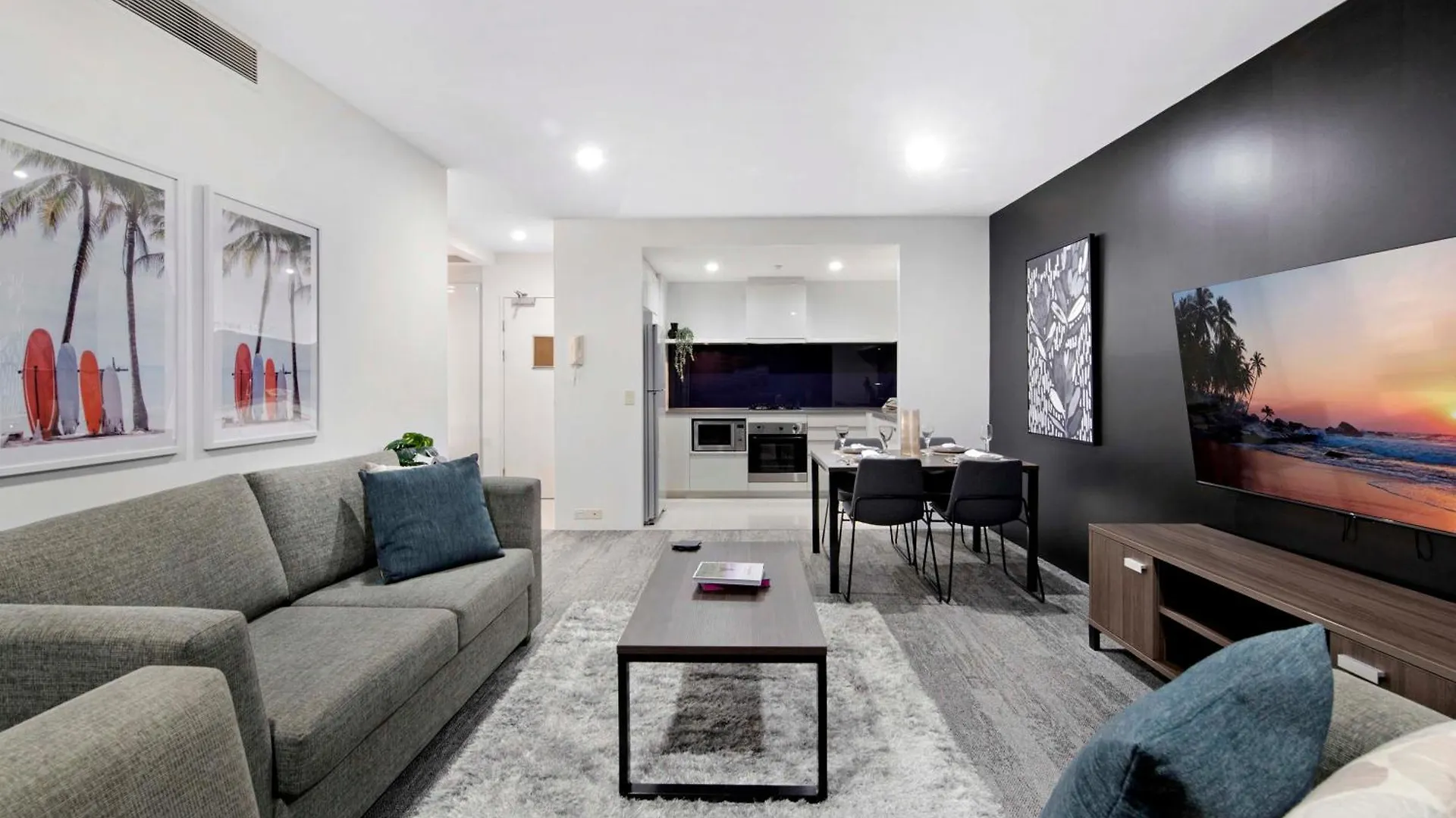 Ocean View With Balcony - Circle On Cavill - Location! - Self Contained & Privately Managed