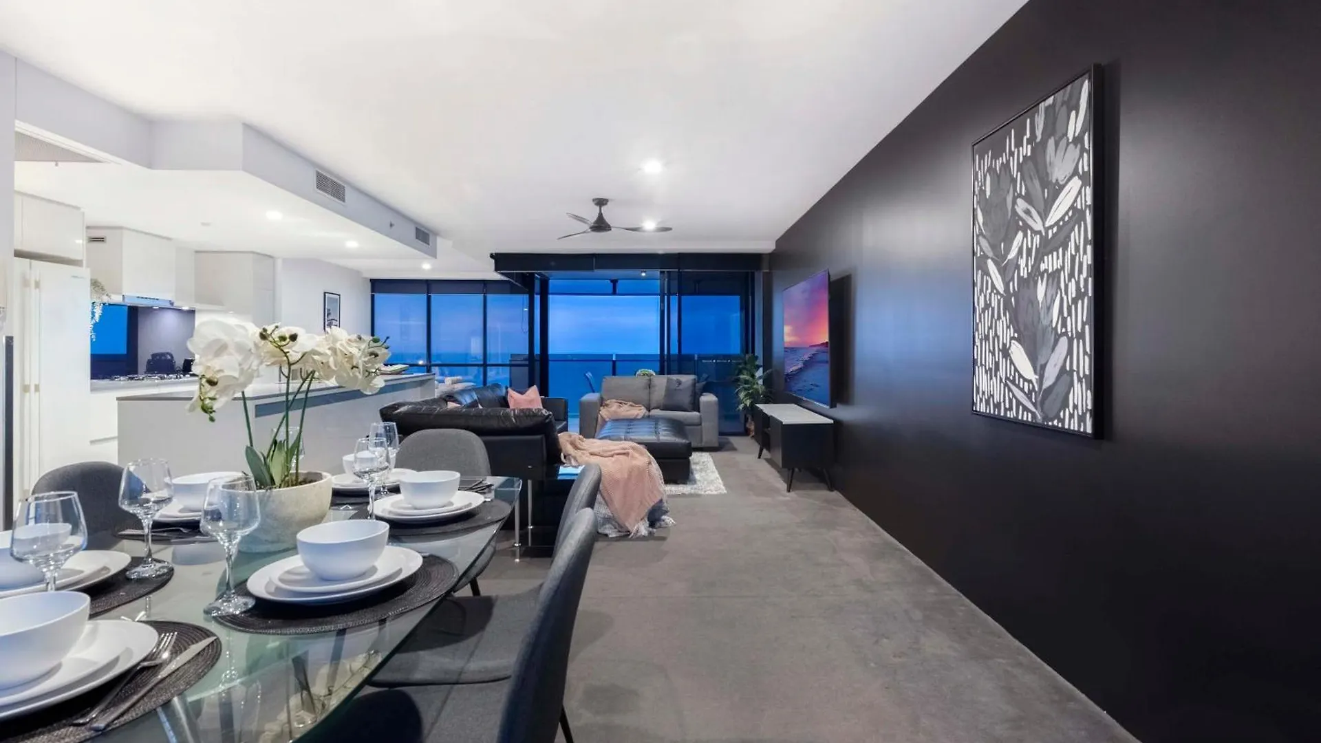 Ocean View With Balcony - Circle On Cavill - Location! - Self Contained & Privately Managed Gold Coast