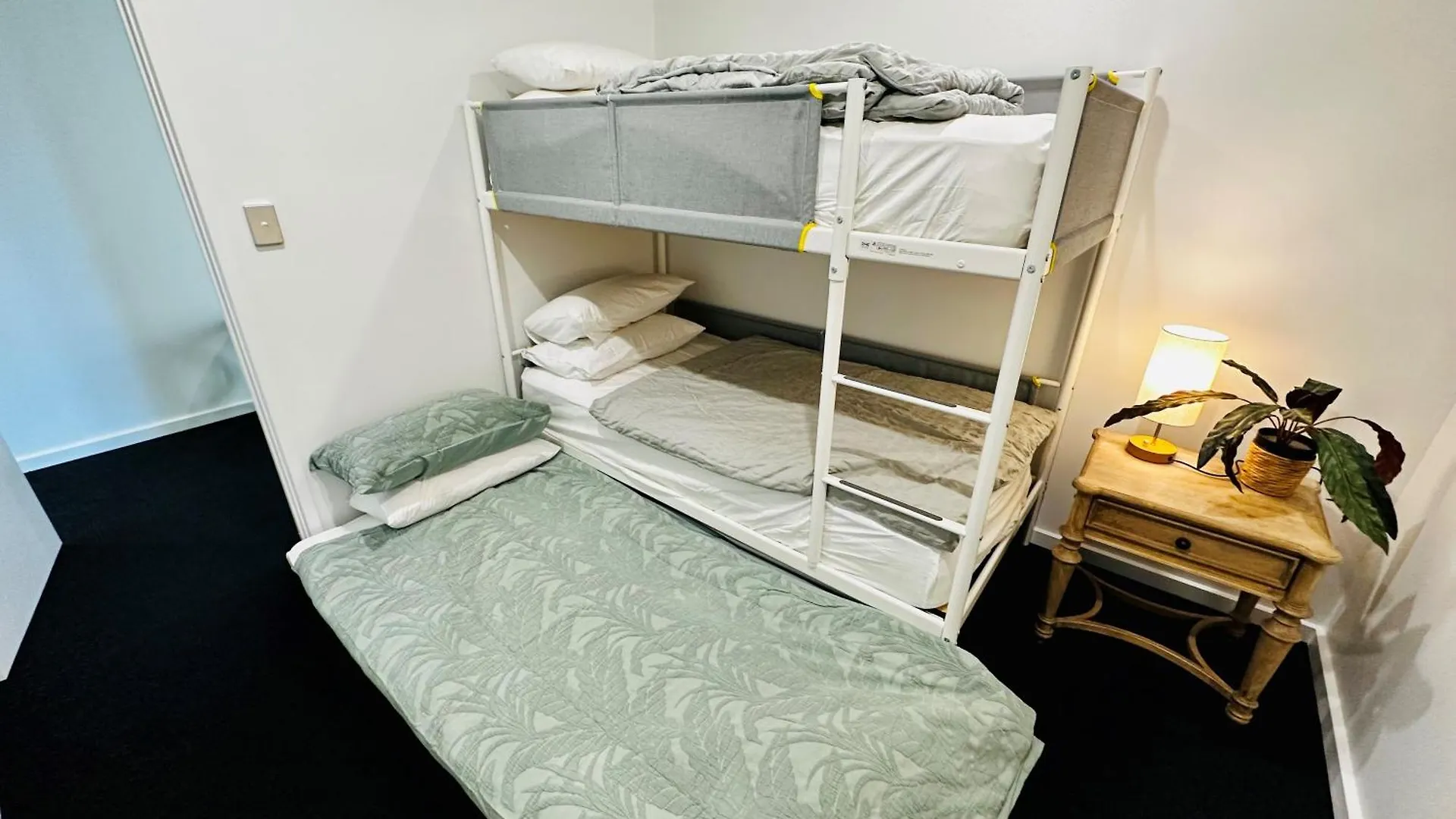 Elegant Splendor 3 Bedroom With Tram Access * גולד קוסט