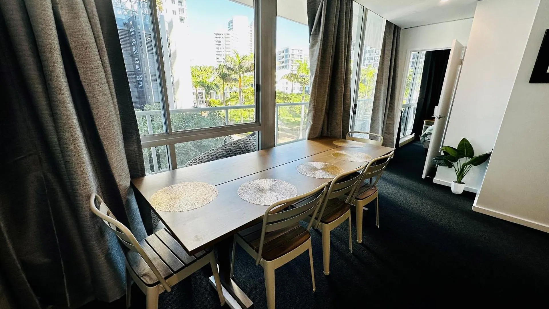 Elegant Splendor 3 Bedroom With Tram Access גולד קוסט