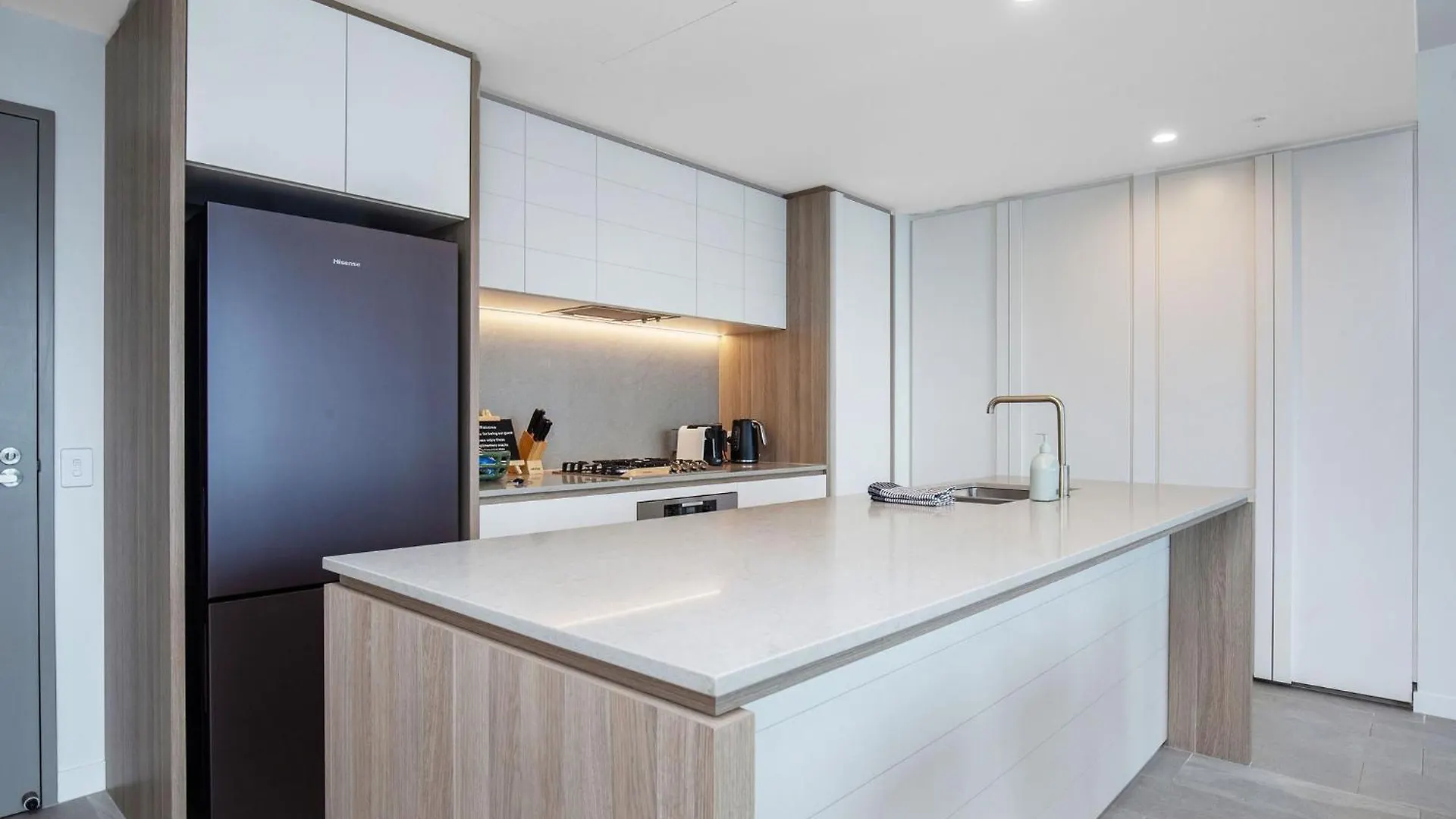 Signature Ocean Views 9th Floor 2 Bed 2 Bath Free Parking * Gold Coast