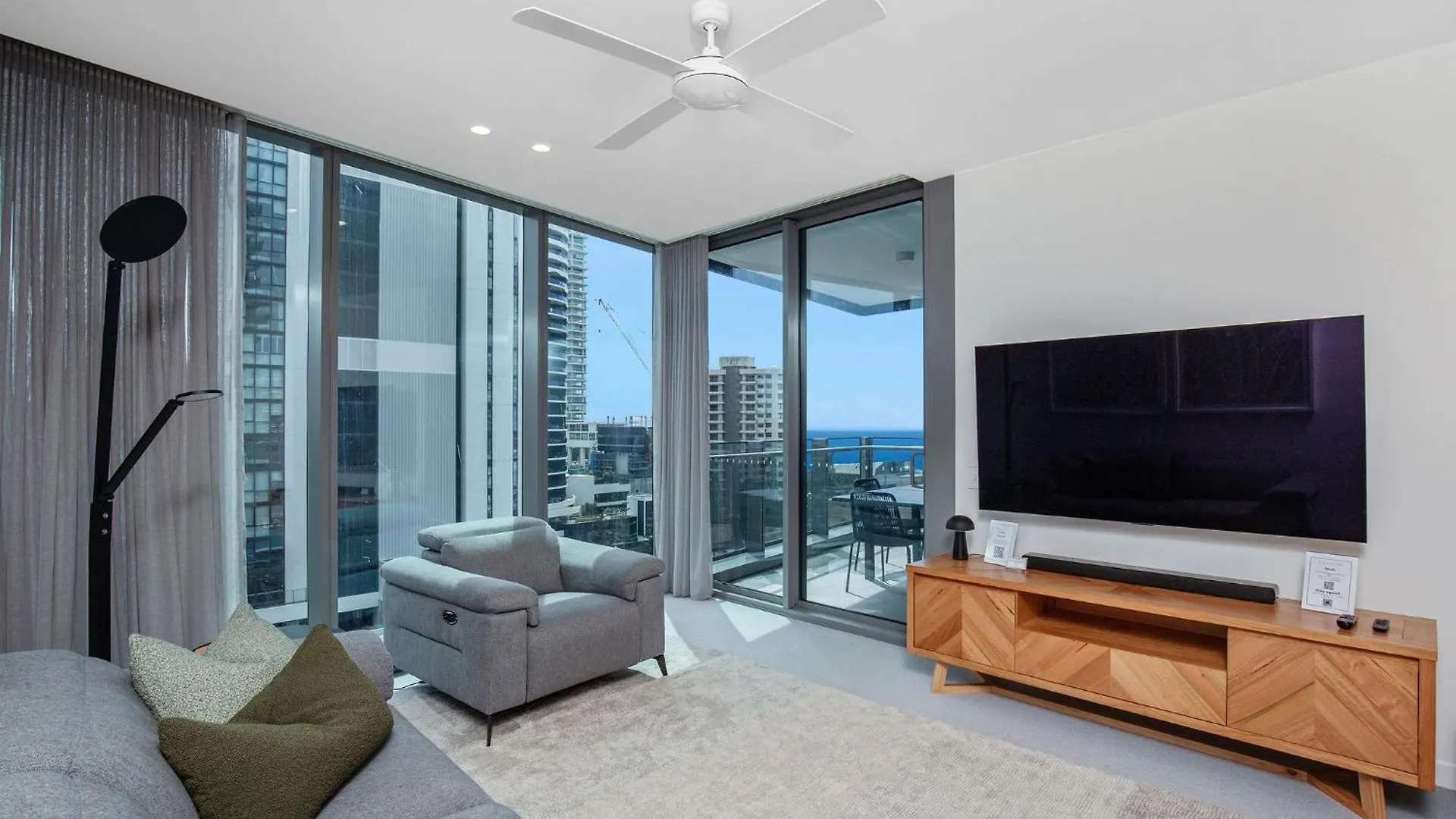 Apartment Signature Ocean Views 9th Floor 2 Bed 2 Bath Free Parking