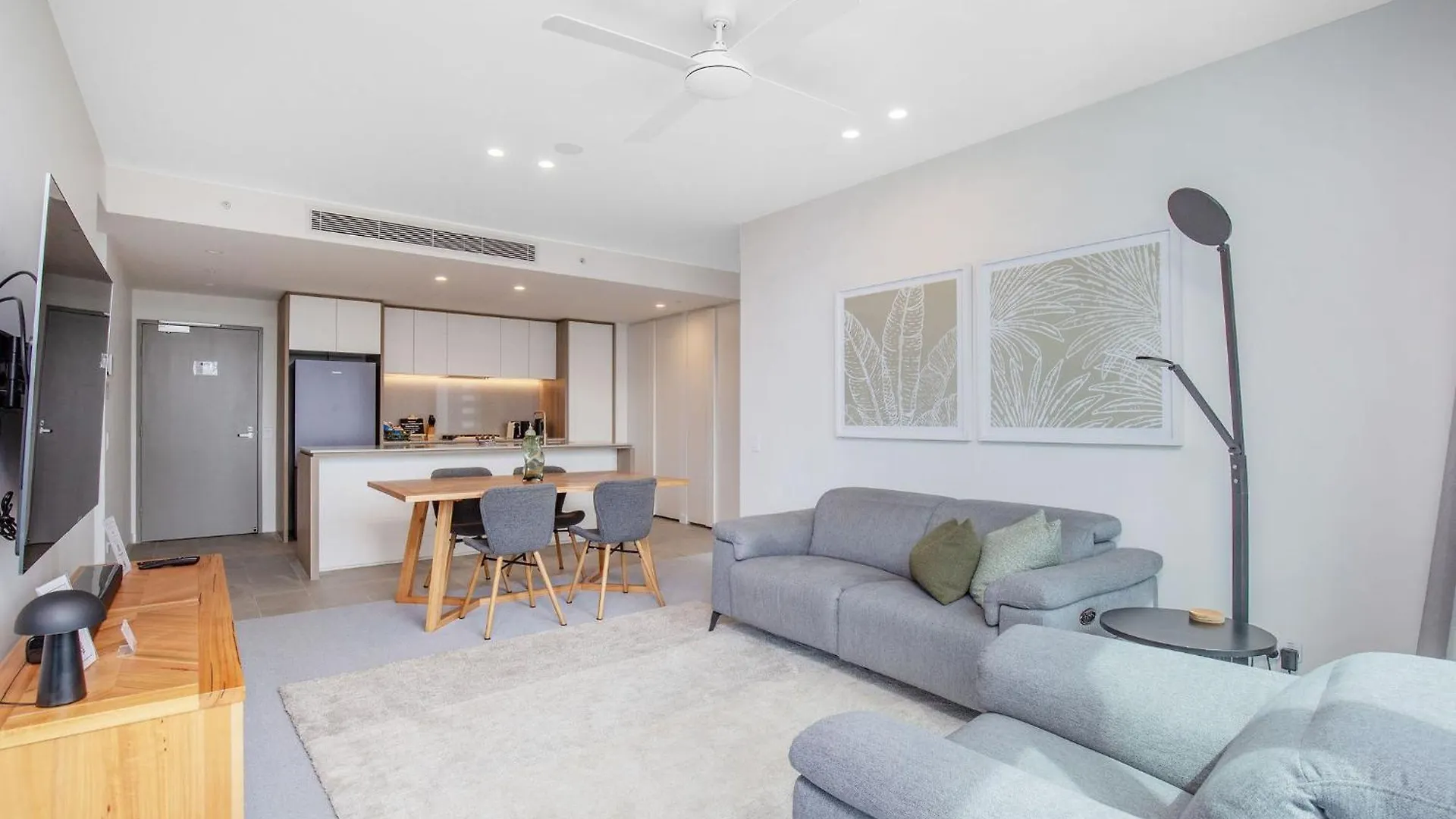 Signature Ocean Views 9th Floor 2 Bed 2 Bath Free Parking * Gold Coast