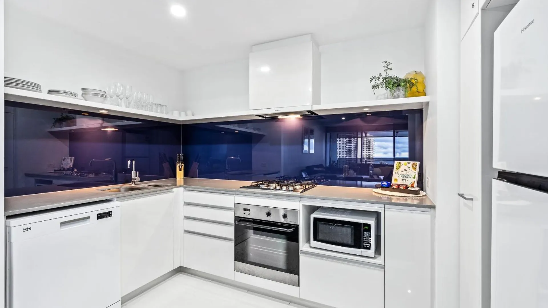 Ocean View With Balcony - Circle On Cavill - Location! - Self Contained & Privately Managed *