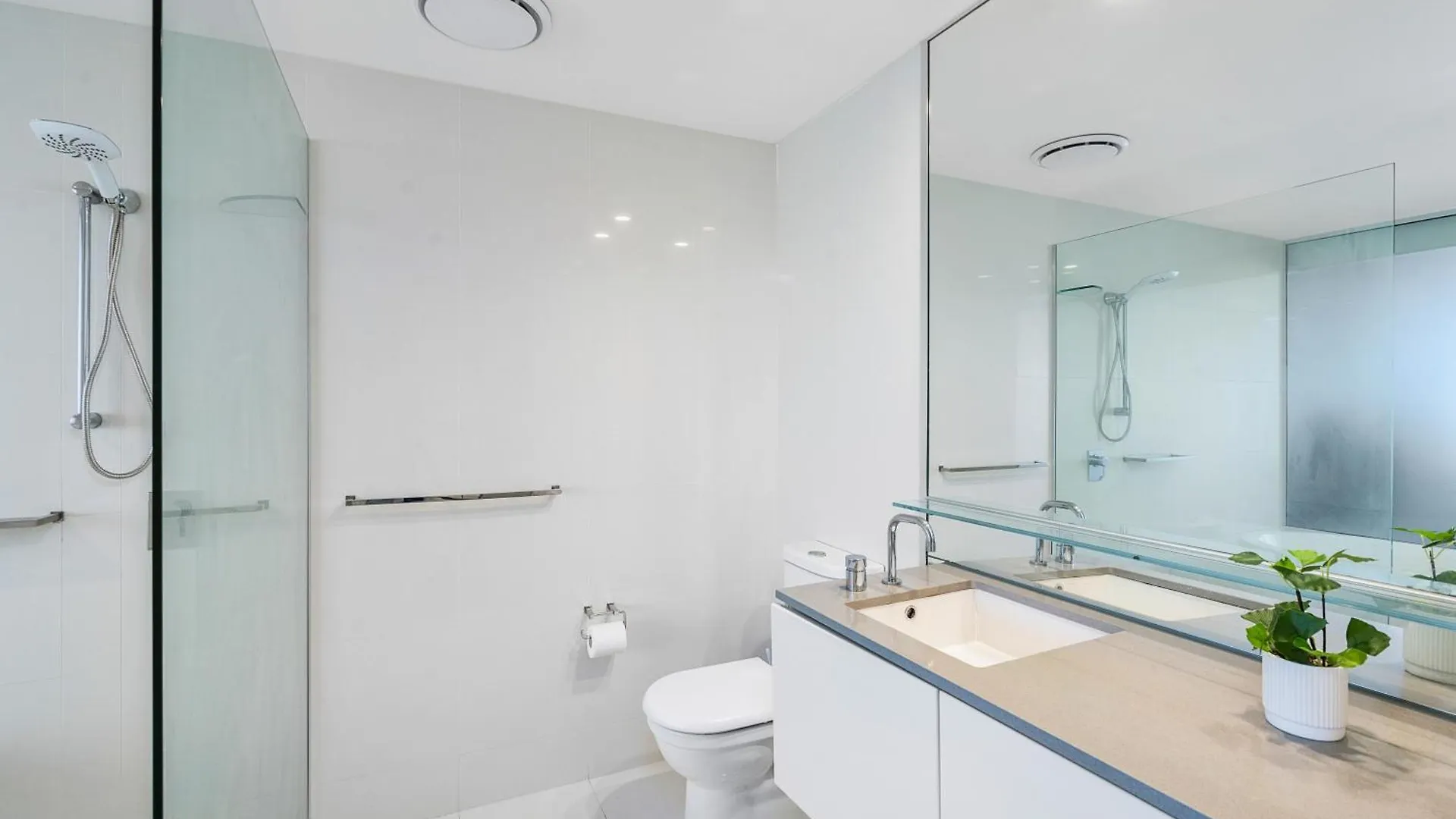 Converted Two Bedroom At Circle On Cavill - Self Contained, Privately Managed - Wow Apartment *