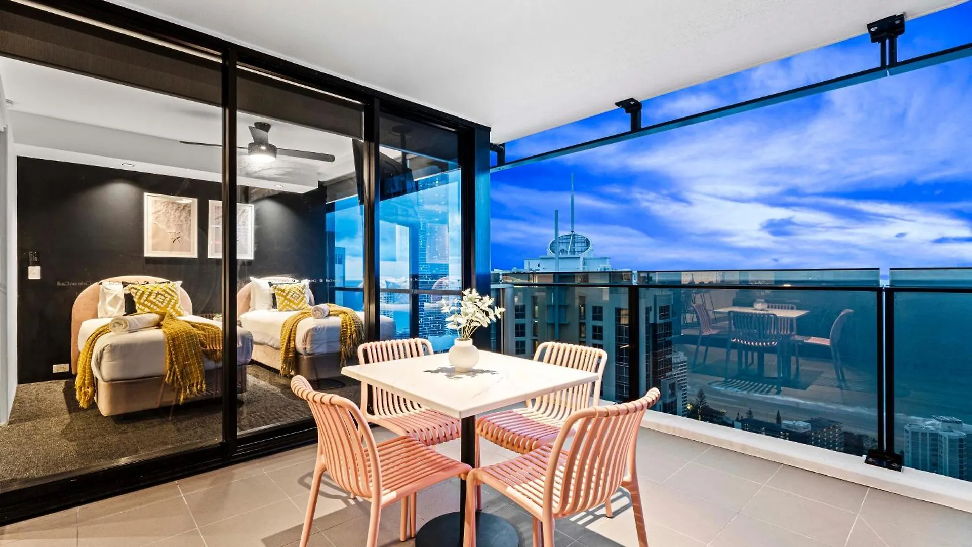 Three Bedroom Ocean View At Circle On Cavill - One Free Parking! - Self Contained & Privately Managed - Wow Apartment *
