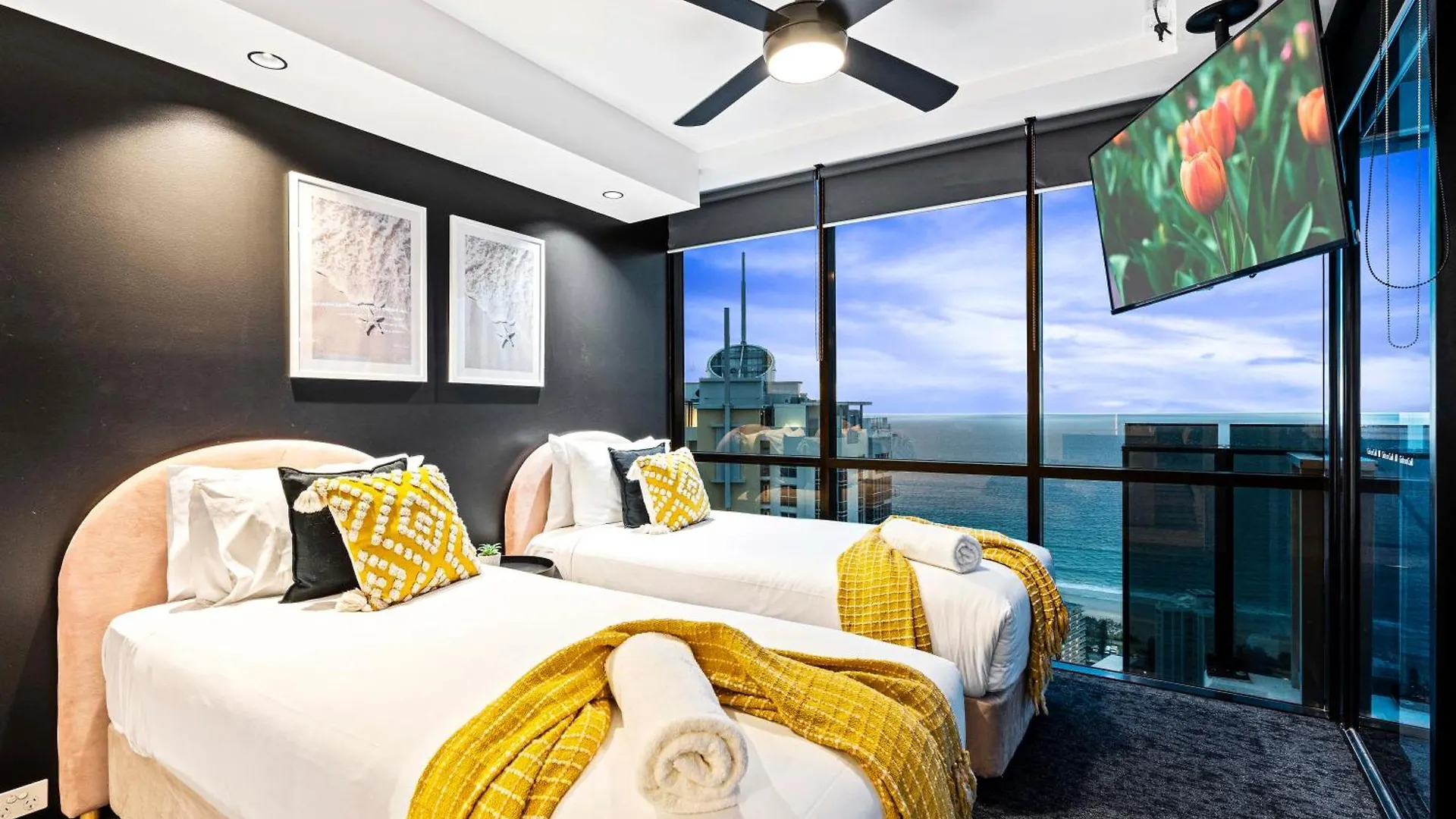 Three Bedroom Ocean View At Circle On Cavill - One Free Parking! - Self Contained & Privately Managed - Wow