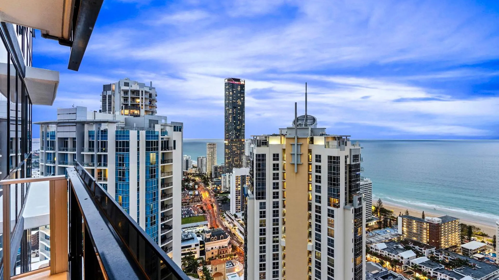 Three Bedroom Ocean View At Circle On Cavill - One Free Parking! - Self Contained & Privately Managed - Wow