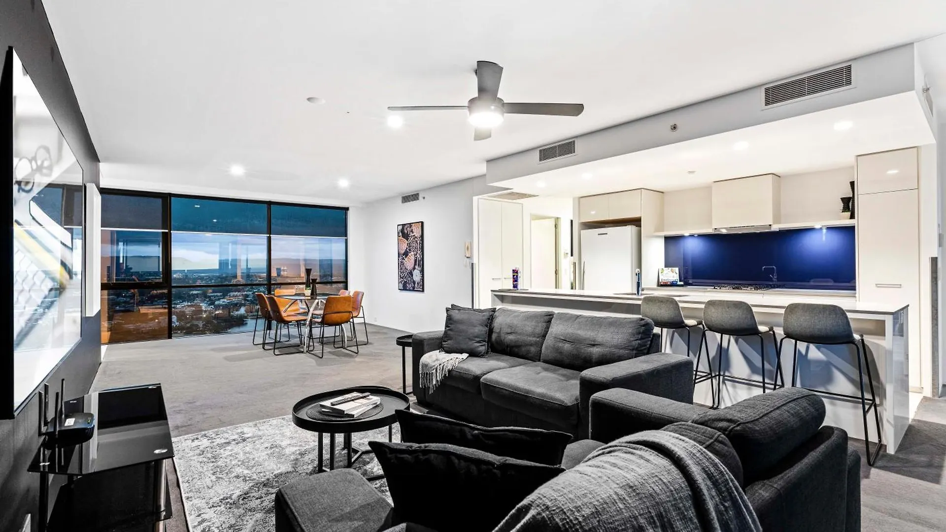 Three Bedroom Ocean View At Circle On Cavill - One Free Parking! - Self Contained & Privately Managed - Wow