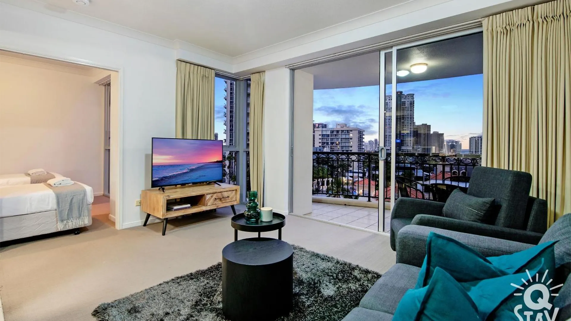 Kids Free In Hinterland View 2 Bedroom 1 Bathroom At Chevron Renaissance- Q Apartment *