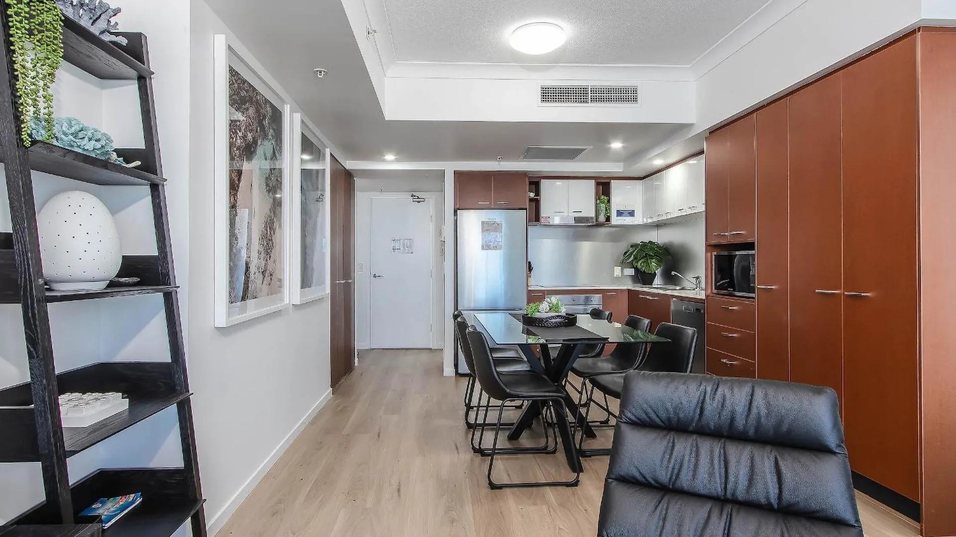 Towers Of Chevron - Private Apartment *