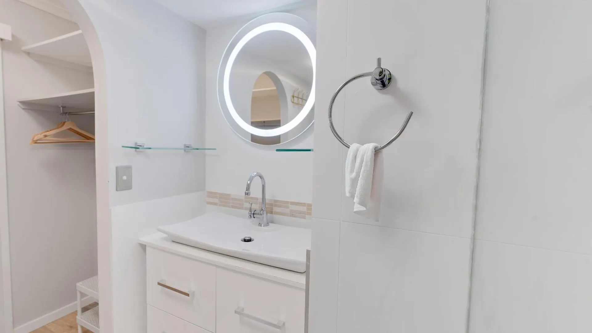 Coastal Views Await - Luxurious 2br Retreat Gold Coast
