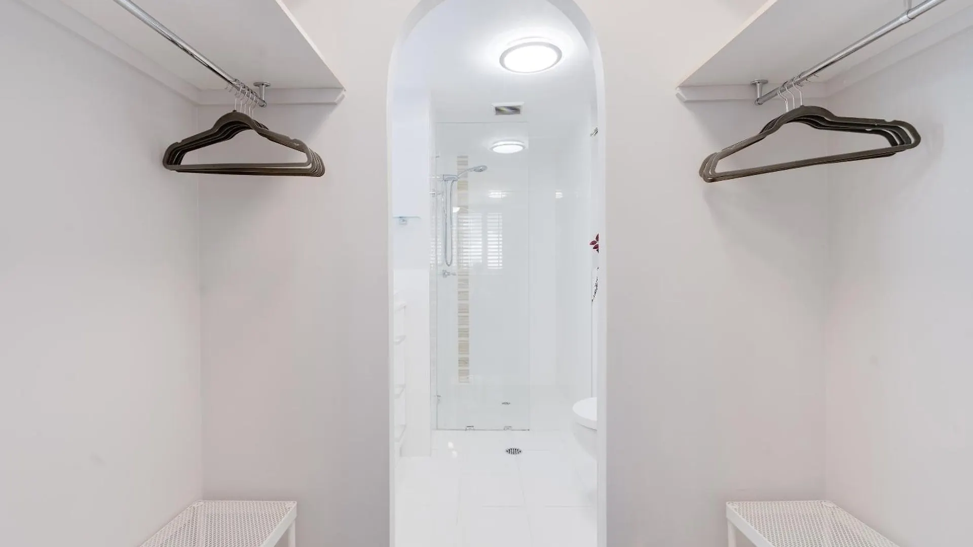 Apartment Coastal Views Await - Luxurious 2br Retreat