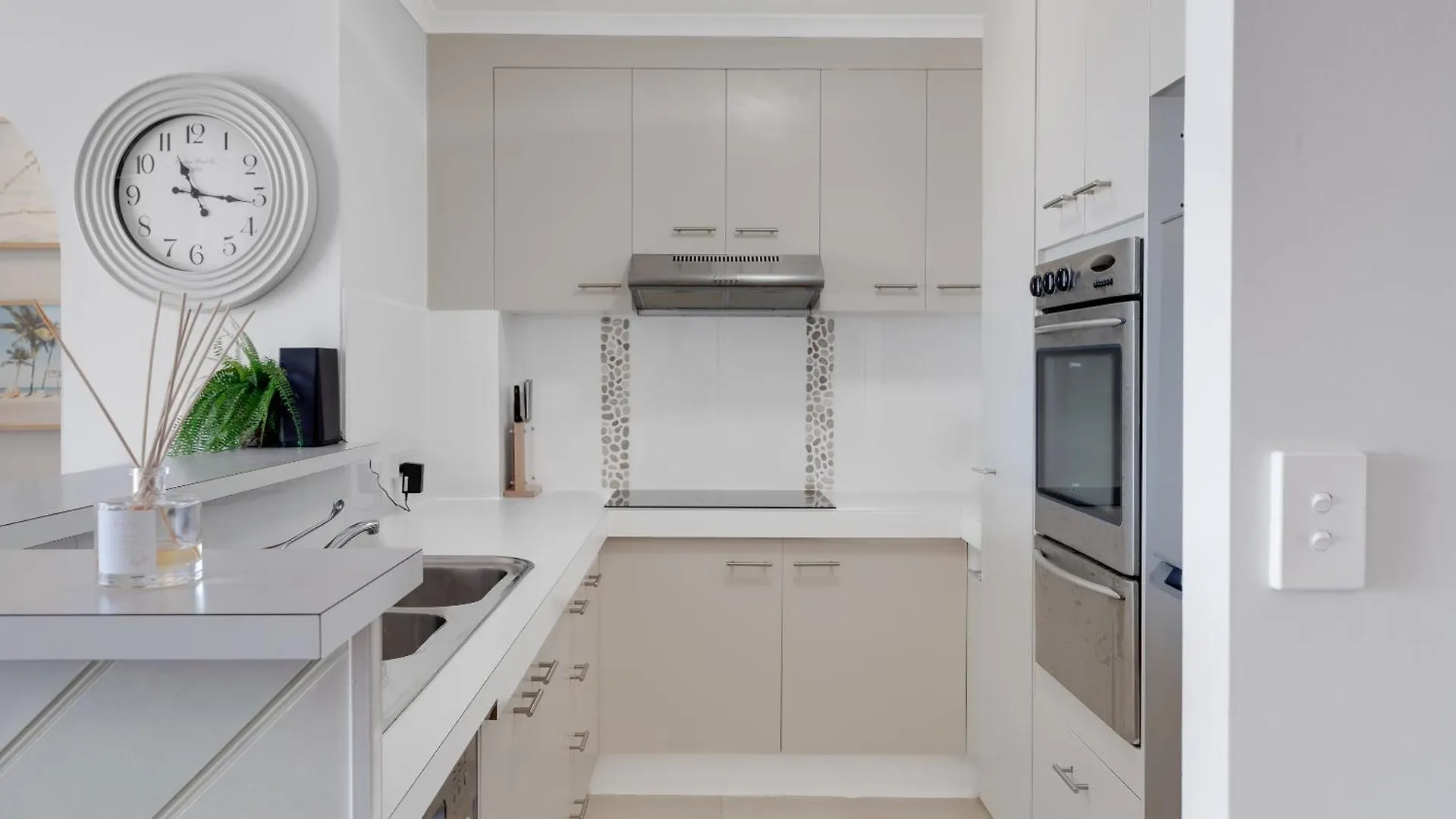 Coastal Views Await - Luxurious 2br Retreat Apartment Gold Coast