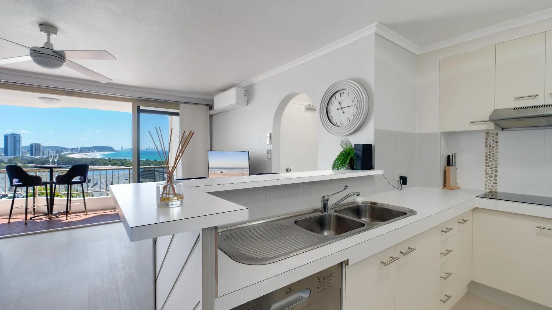 Coastal Views Await - Luxurious 2br Retreat *