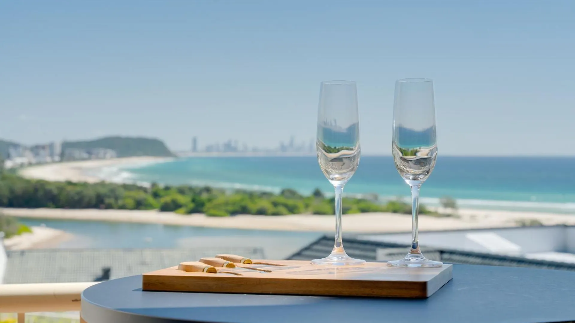 Coastal Views Await - Luxurious 2br Retreat *
