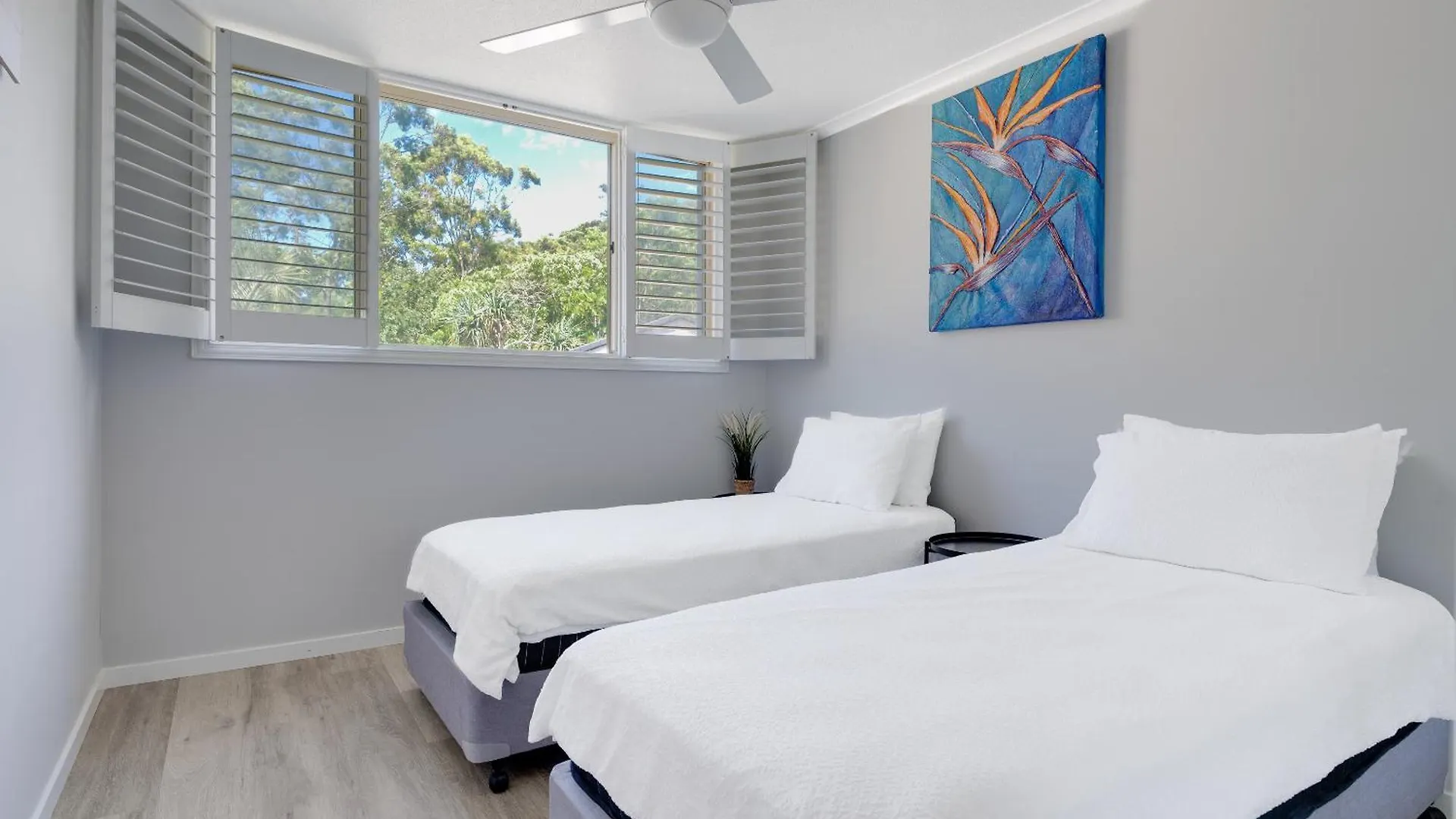 Coastal Views Await - Luxurious 2br Retreat Apartment *
