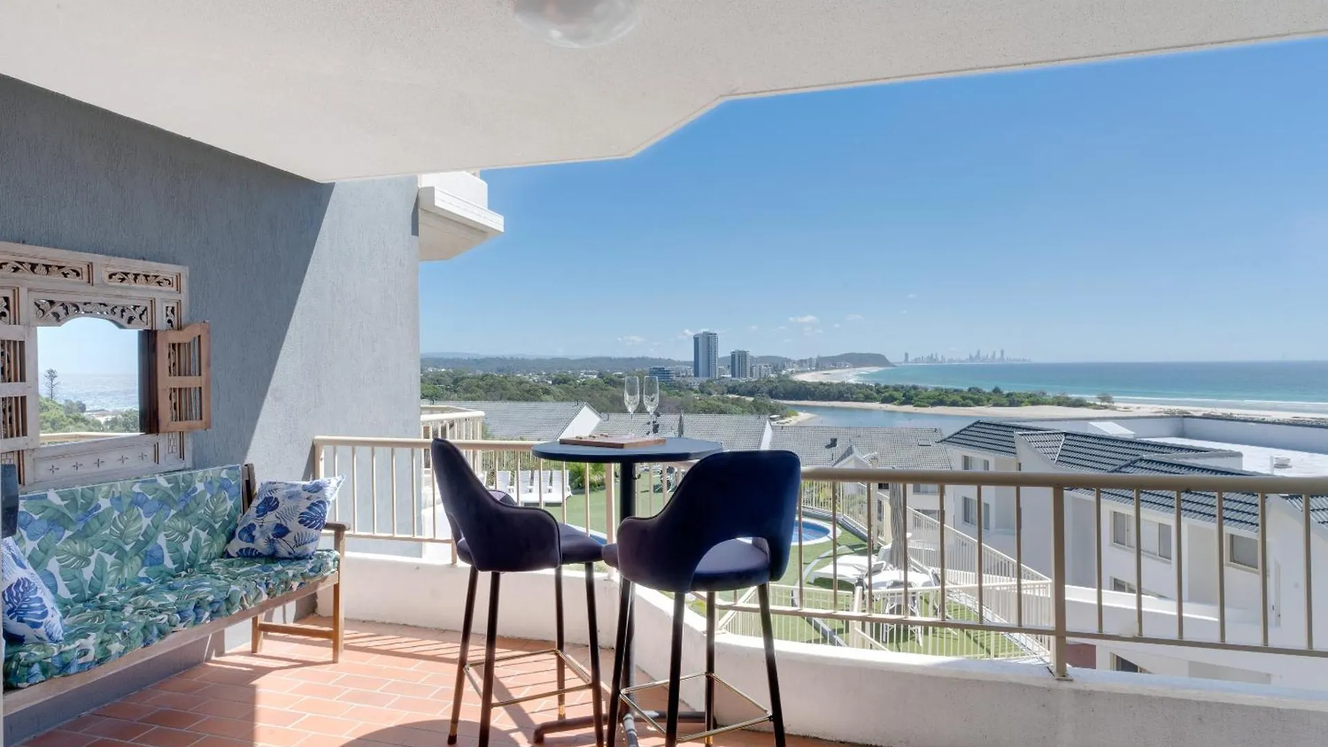 Coastal Views Await - Luxurious 2br Retreat Apartment *
