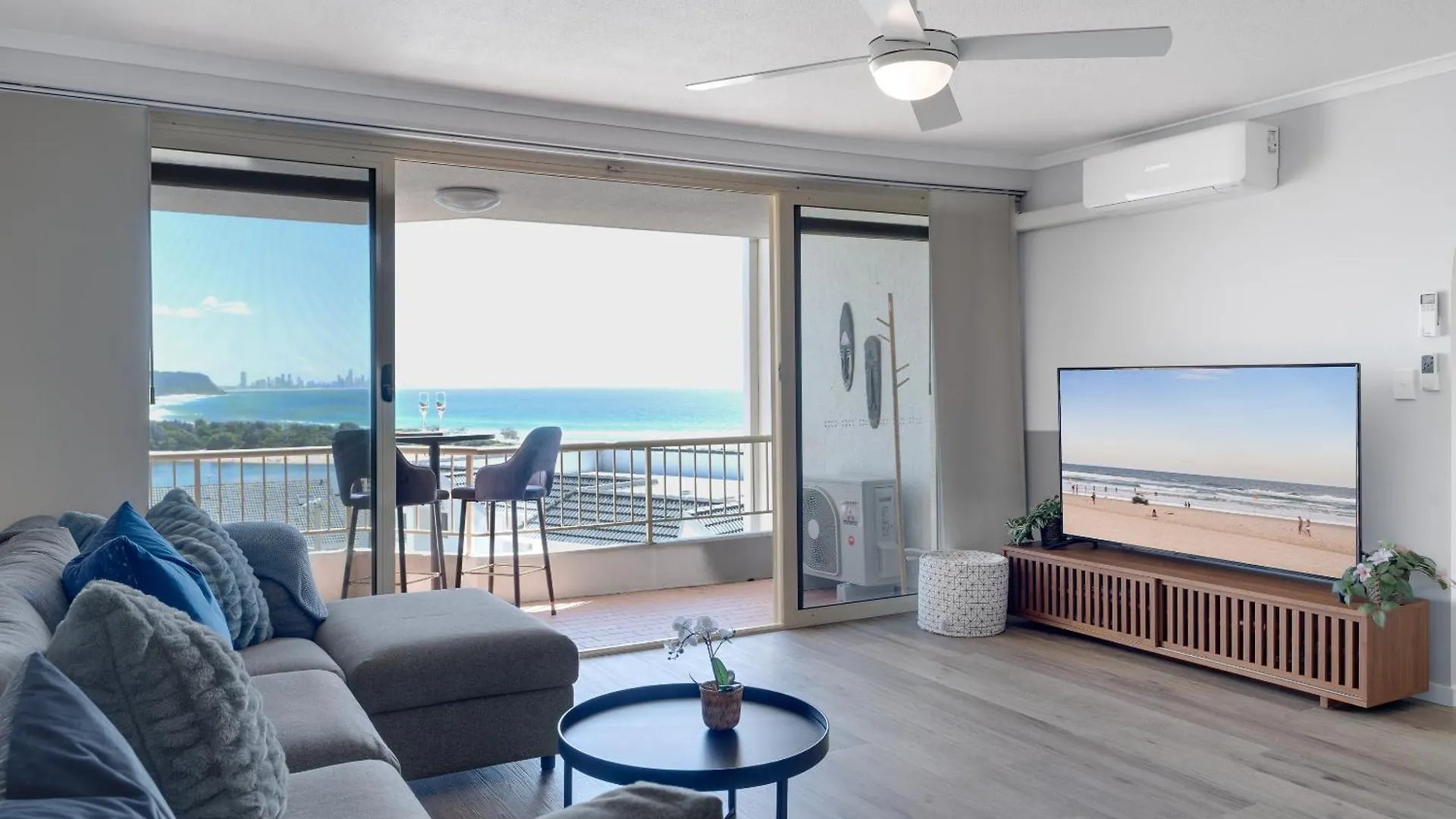 Coastal Views Await - Luxurious 2br Retreat Apartment *