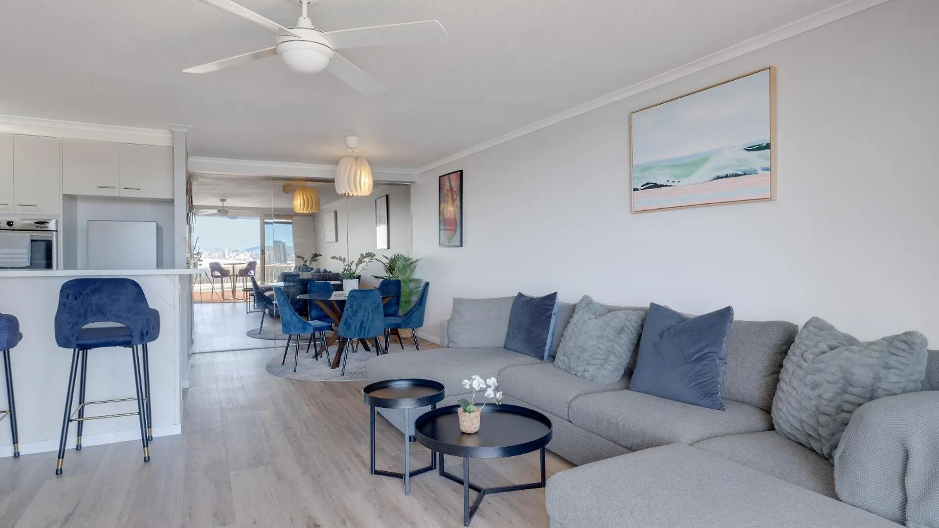 Apartment Coastal Views Await - Luxurious 2br Retreat Gold Coast