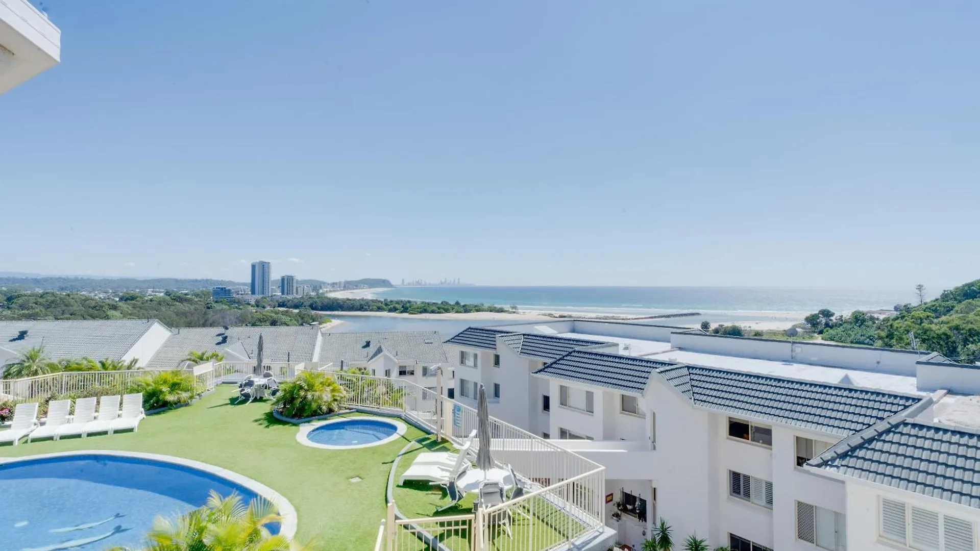 Coastal Views Await - Luxurious 2br Retreat Apartment