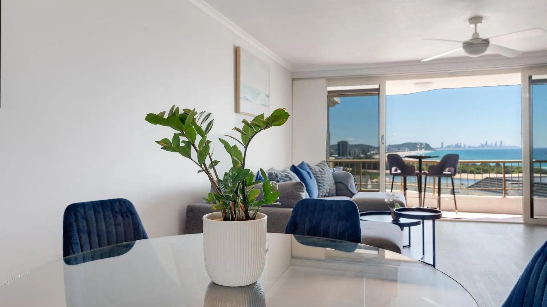 Coastal Views Await - Luxurious 2br Retreat Apartment Gold Coast