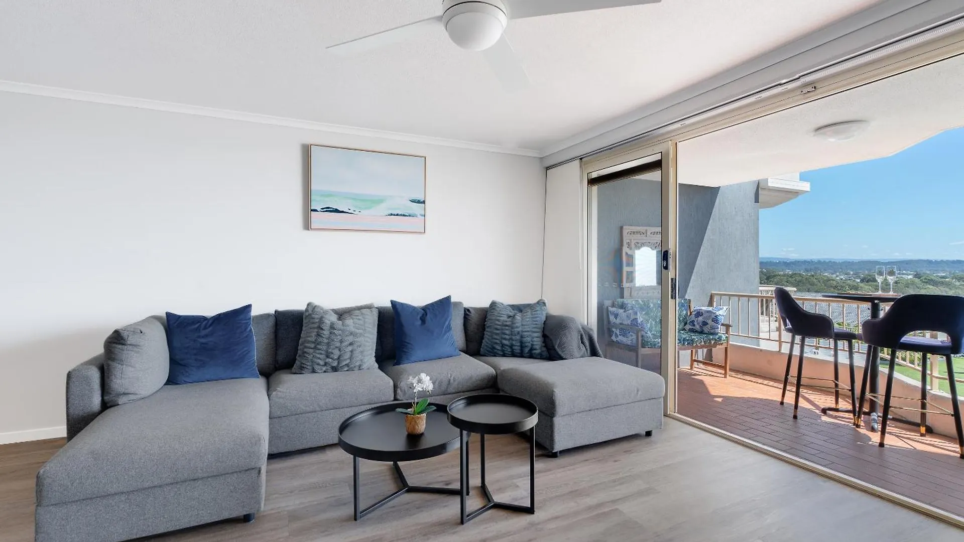 Coastal Views Await - Luxurious 2br Retreat Gold Coast