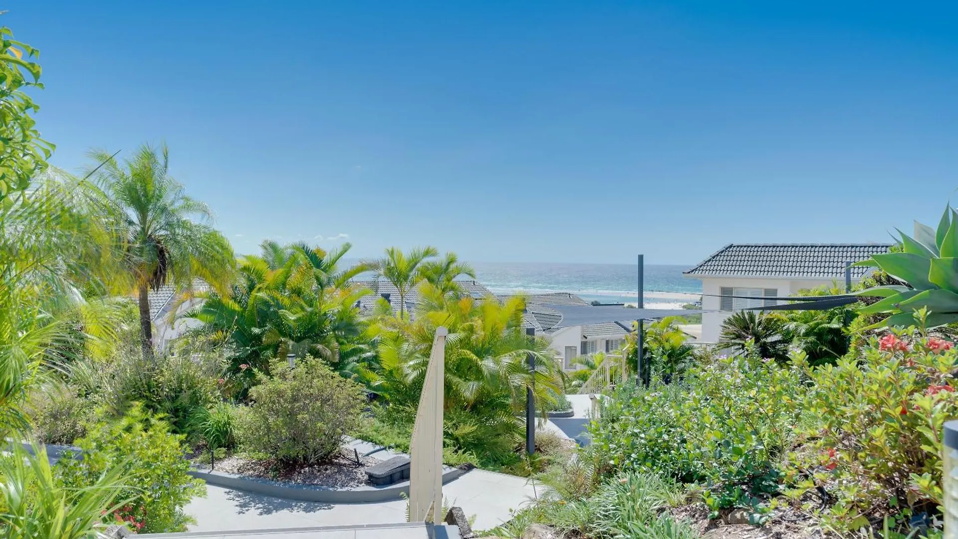 Coastal Views Await - Luxurious 2br Retreat Apartment