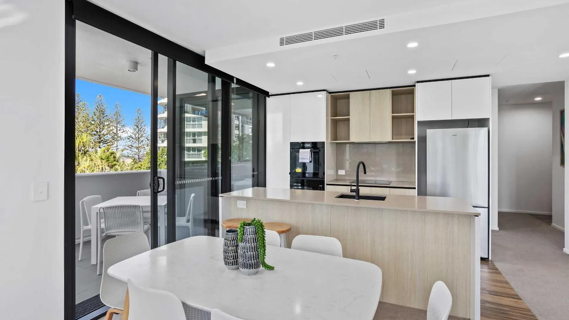 2 Bedroom Luxury In Burleigh Heads! Apartment *