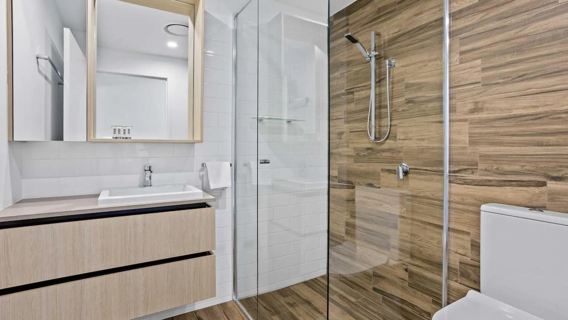 2 Bedroom Luxury In Burleigh Heads! Apartment *