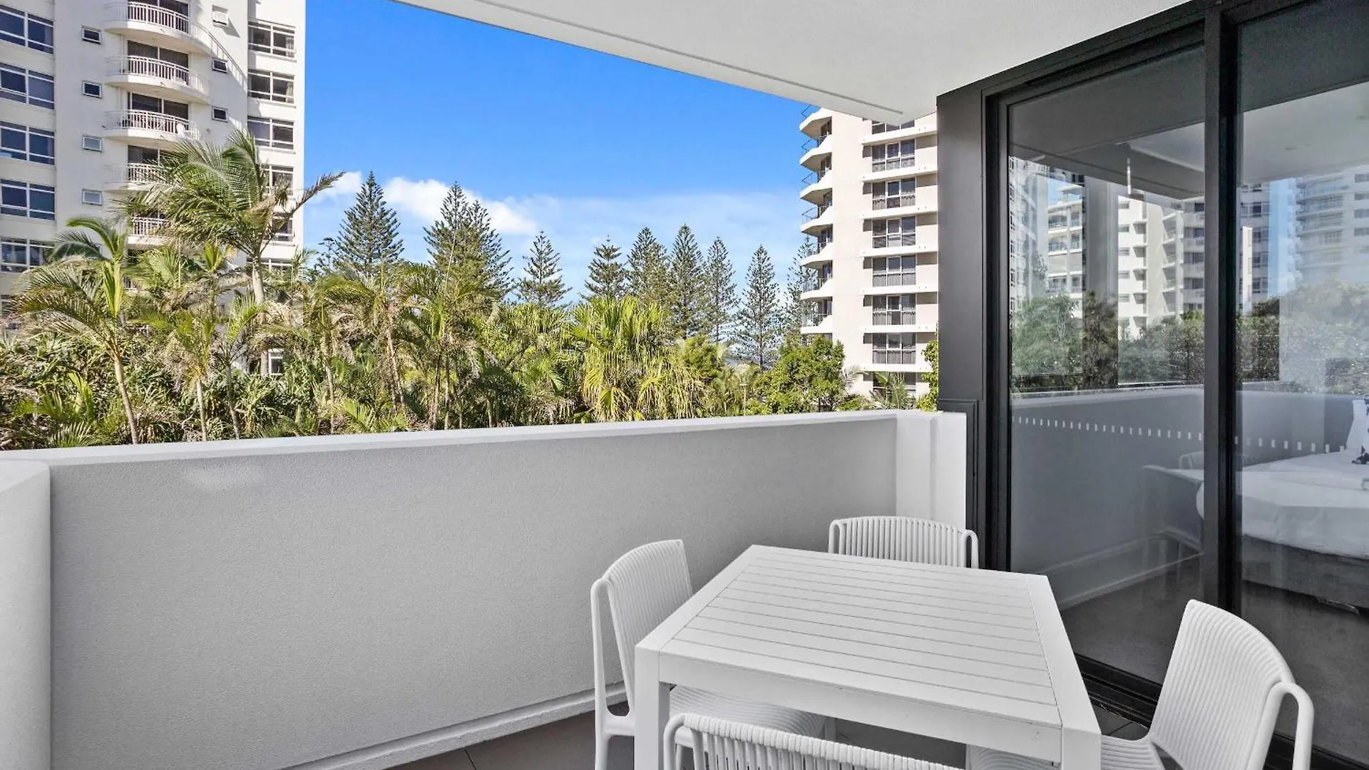 2 Bedroom Luxury In Burleigh Heads! Apartment *