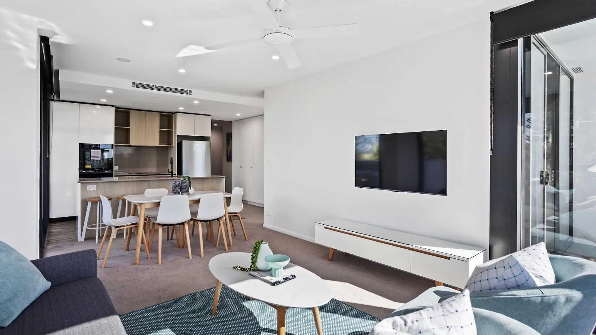 Apartment 2 Bedroom Luxury In Burleigh Heads! *