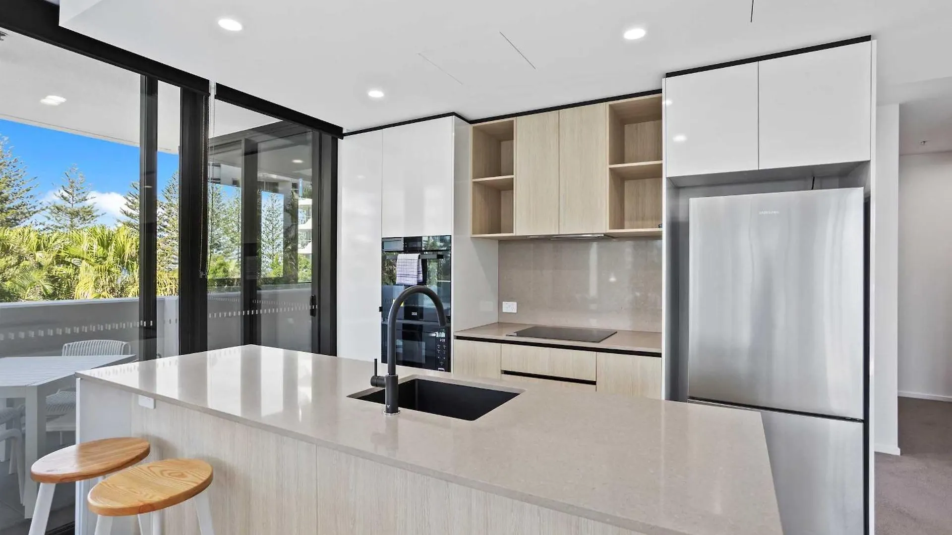 Apartment 2 Bedroom Luxury In Burleigh Heads! Gold Coast
