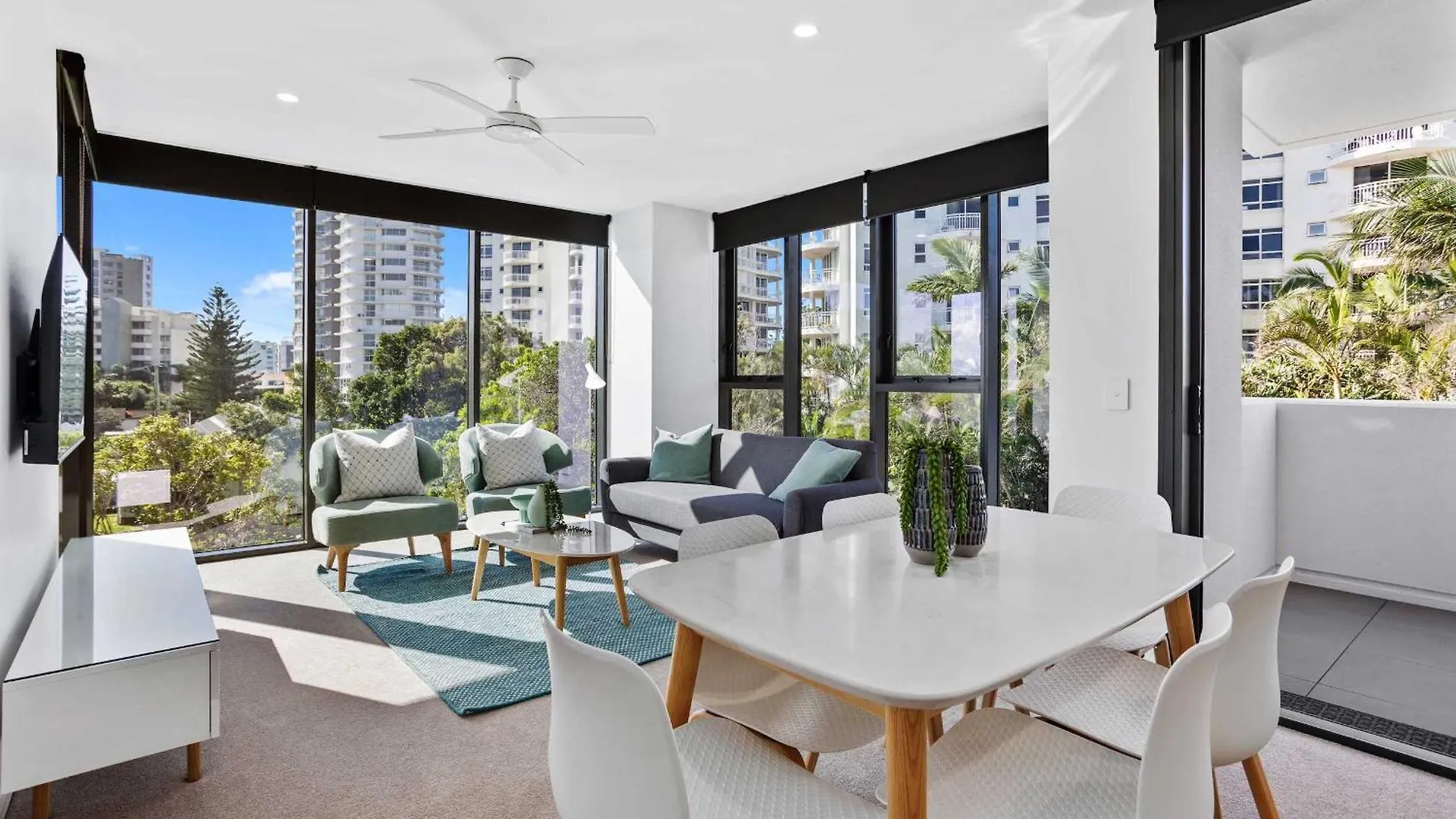 2 Bedroom Luxury In Burleigh Heads! Apartment *