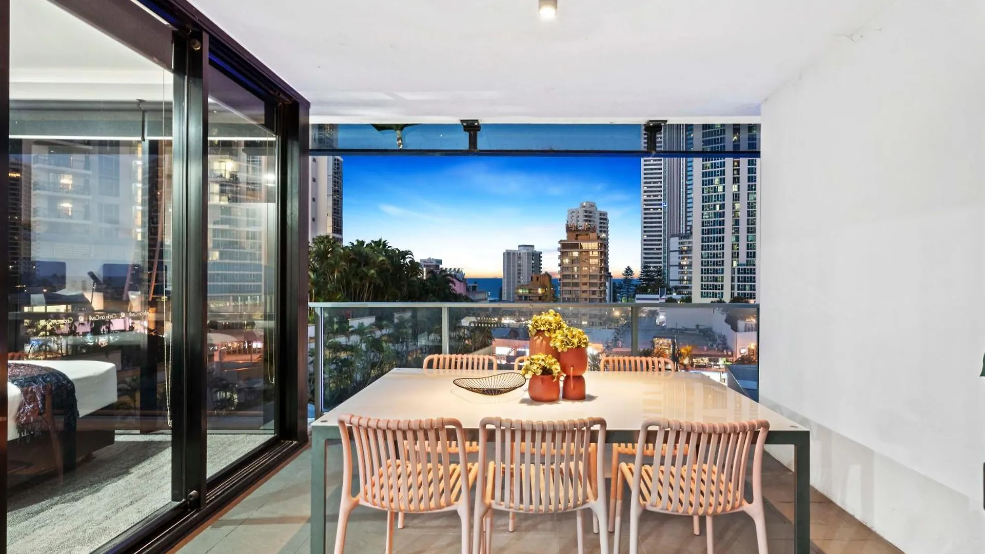 Circle On Cavill - Self Contained & Privately Managed - Wow