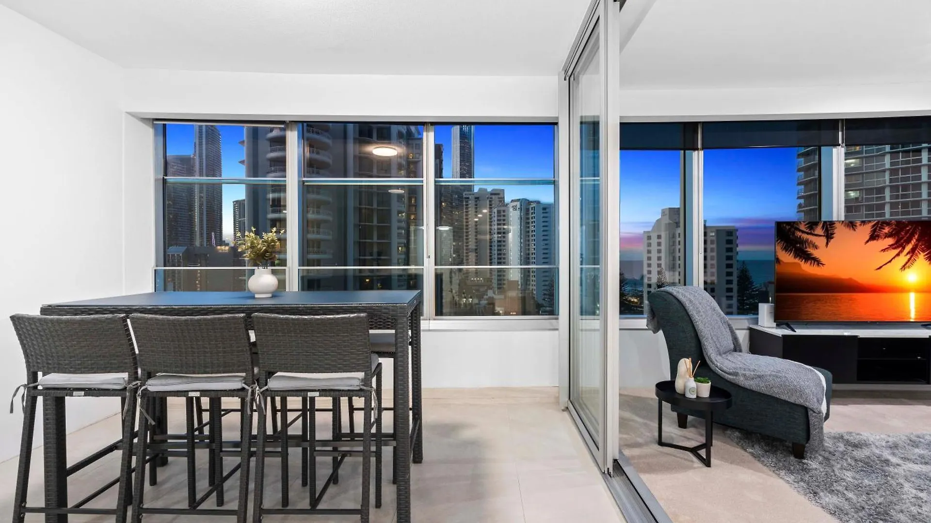 Q Tower At Surfers Paradise - From Level 3 - Private & Self Contained *