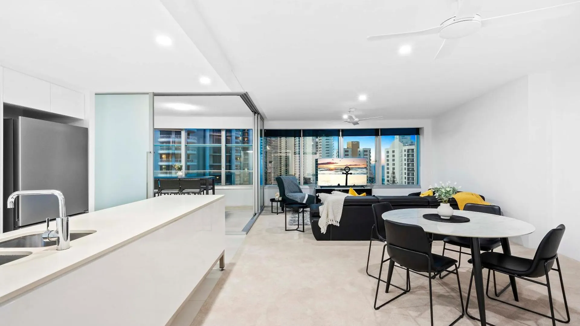 Apartment Q Tower At Surfers Paradise - From Level 3 - Private & Self Contained